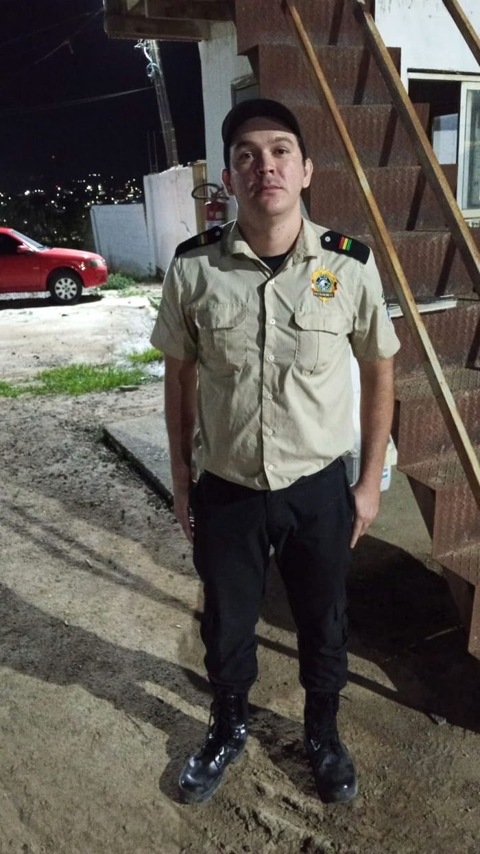 Profissional do Grupo Alfa - uniforme bege